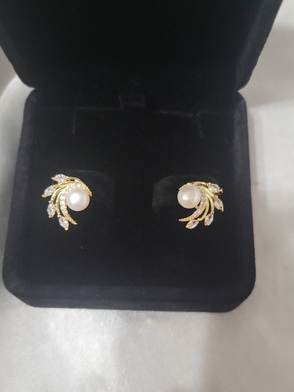 LOW START!! New Genuine Pearl Earrings In A Sparkling Design